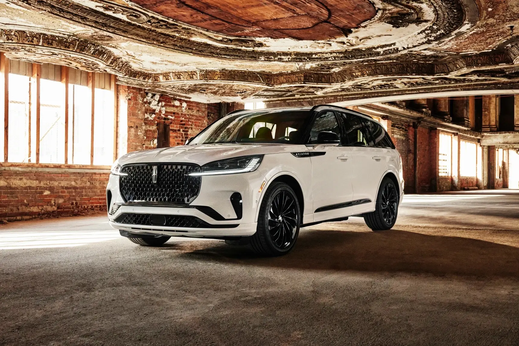 Top 10 Luxury SUVs of 2025: Features, Performance & Pricing